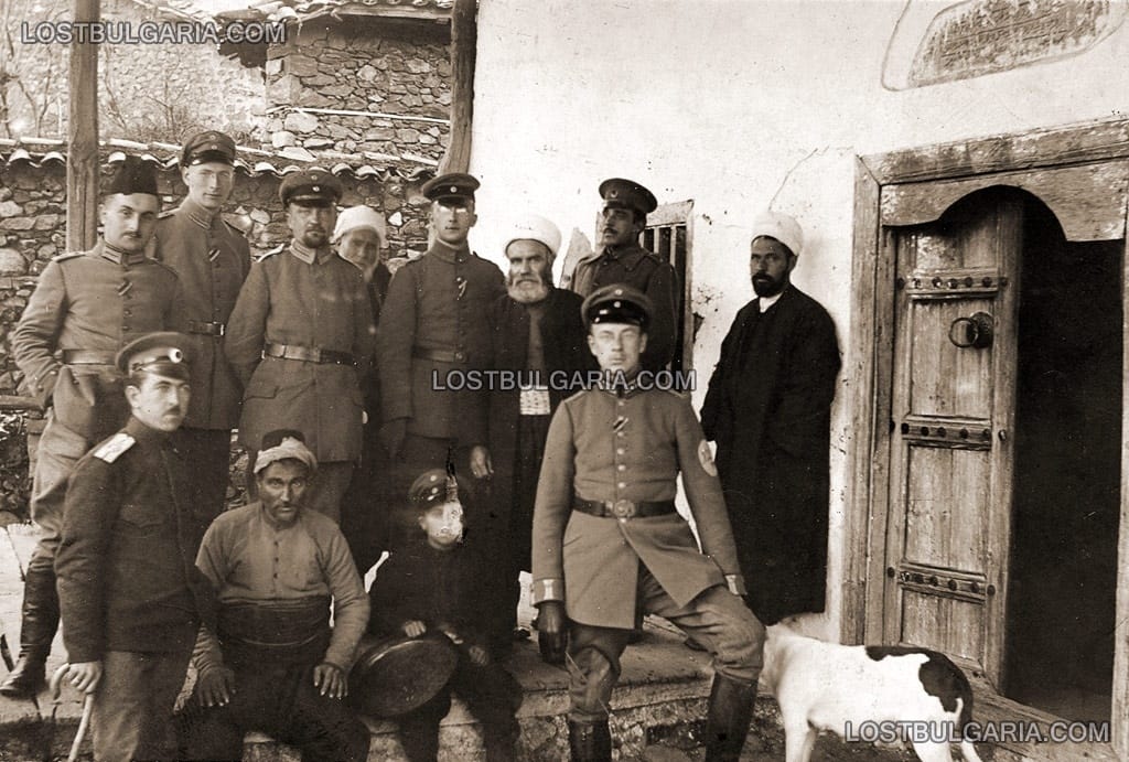 Български и немски офицери пред джамията в село Казъл-Доганли, 1917 г.