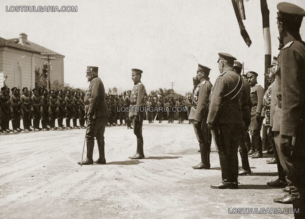 Цар Фердинанд и австрийският император Карл I приемат почетната рота в Главната квартира на армията, вдясно - генерал Никола Жеков, Кюстендил-площада, май 1918 г.