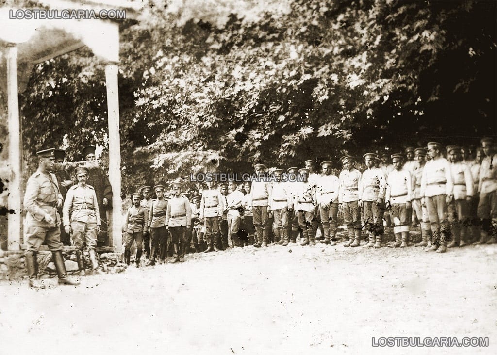 Свещеници с офицери и войници от 11-та пехотна македонска дивизия
