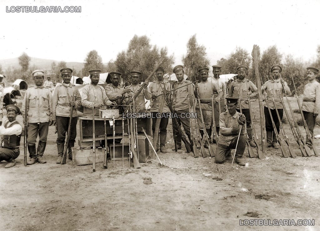 Войници от 11-та пехотна македонска дивизия почистват оръжието си
