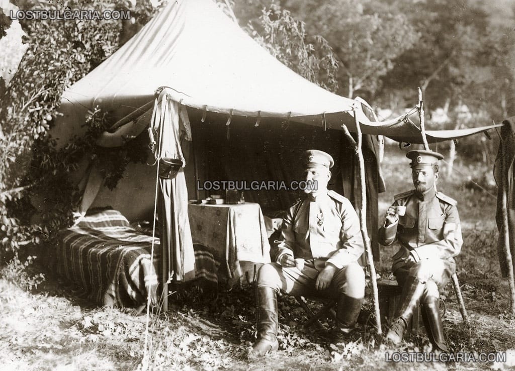 Офицери от 11-та пехотна македонска дивизия пред палатка
