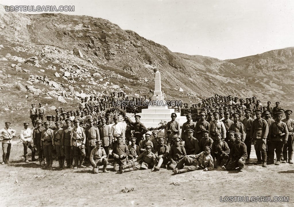 Пред паметника на Падналите срещу сърби и англо-френци от 1-ви пехотен македонски полк в 1915-1918г.