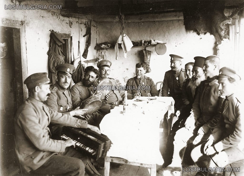 Офицери, войници и свещеник от 11-та пехотна македонска дивизия на по чашка