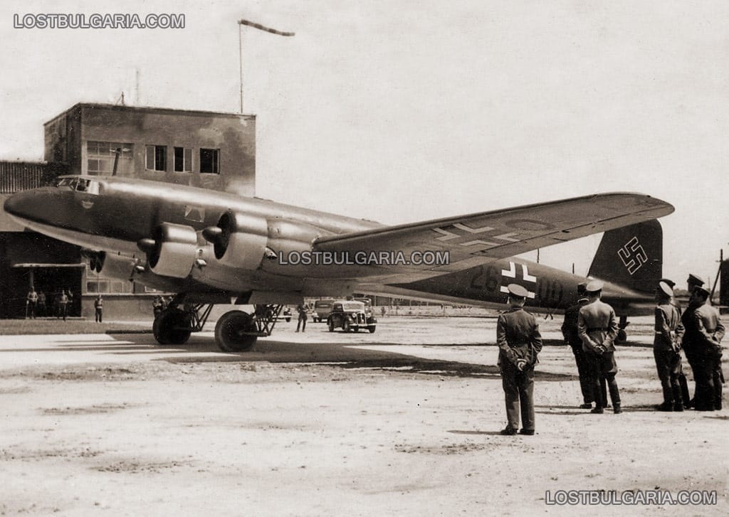Посрещане на личния самолет на Хитлер Focke-Wulf Fw 200 Condor на летище Божурище