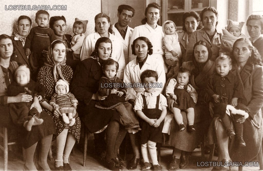 Млади майки с децата си в здравната служба, област Русе, 1940 г.