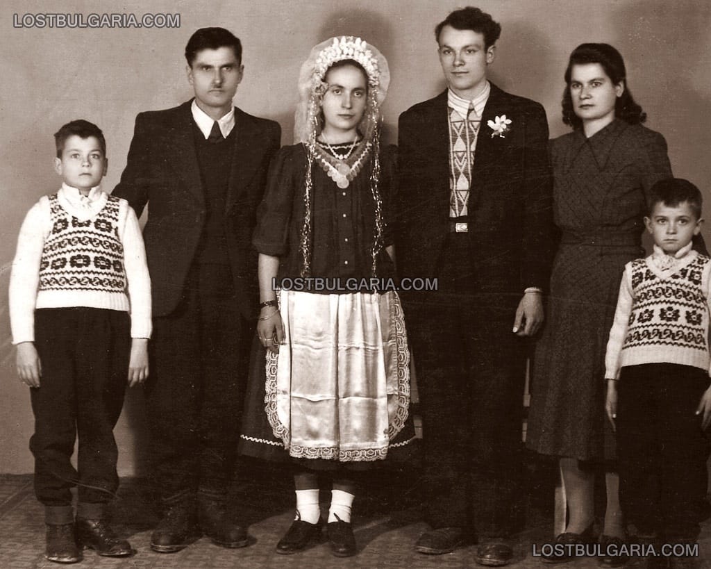 Младоженци с роднини, село Калипетрово, Силистренско, 1951г.