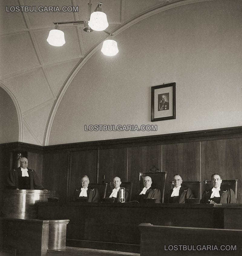 Съдебен състав на Върховния касационен съд и главният прокурор на ВКС Владимир Аврамов (прав, ляво), 30-те години на ХХ век