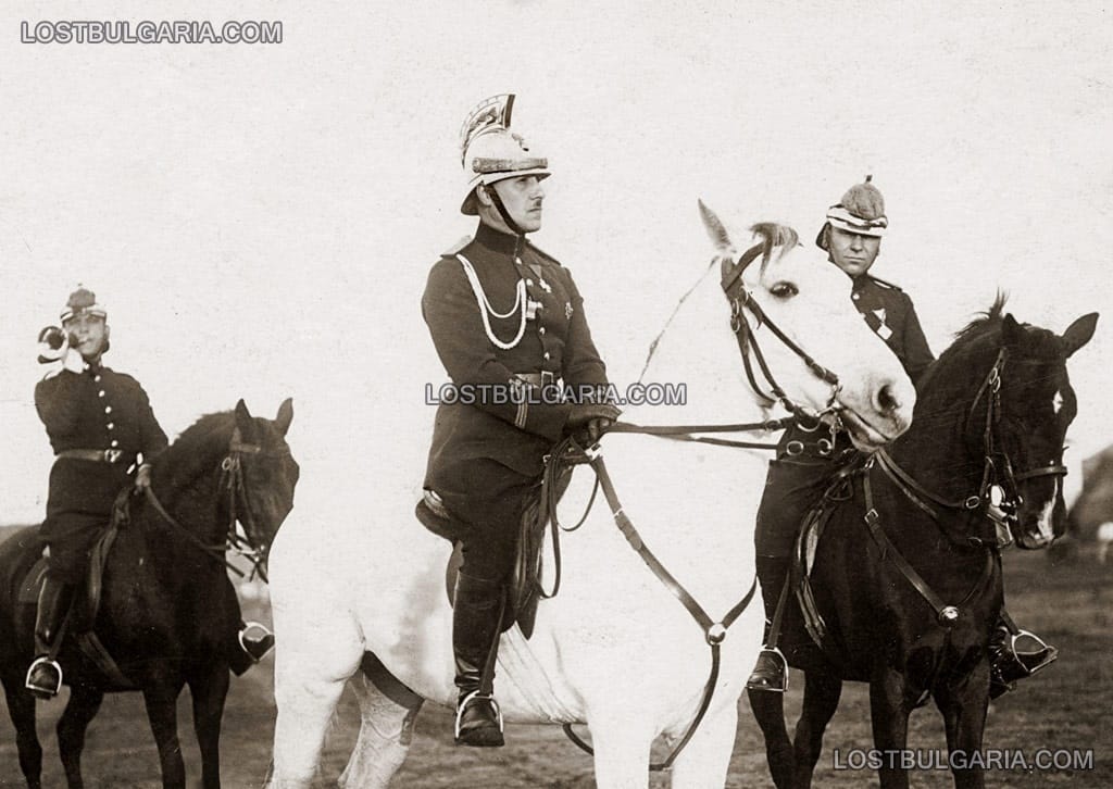 Пожарникари на парад в Борисовата градина, в средата на бял кон - легендарният командир Юрий Захарчук, София 1933 г.