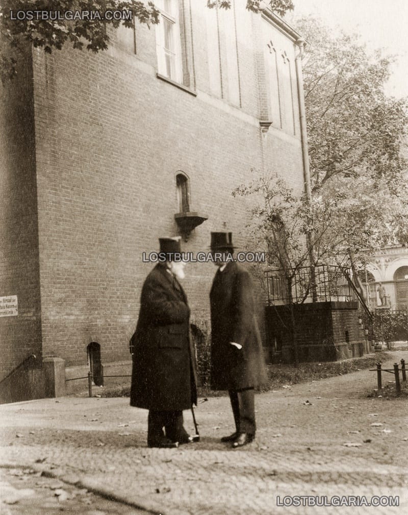 Бившият български цар Фердинанд и германският външен министър барон фон Хюне (Oswald Baron von Hoyningen-Huene) - на погребението на бившия министър председател д-р Васил Радославов, Берлин, двора на църквата Шарите, 25 октомври 1929 г.