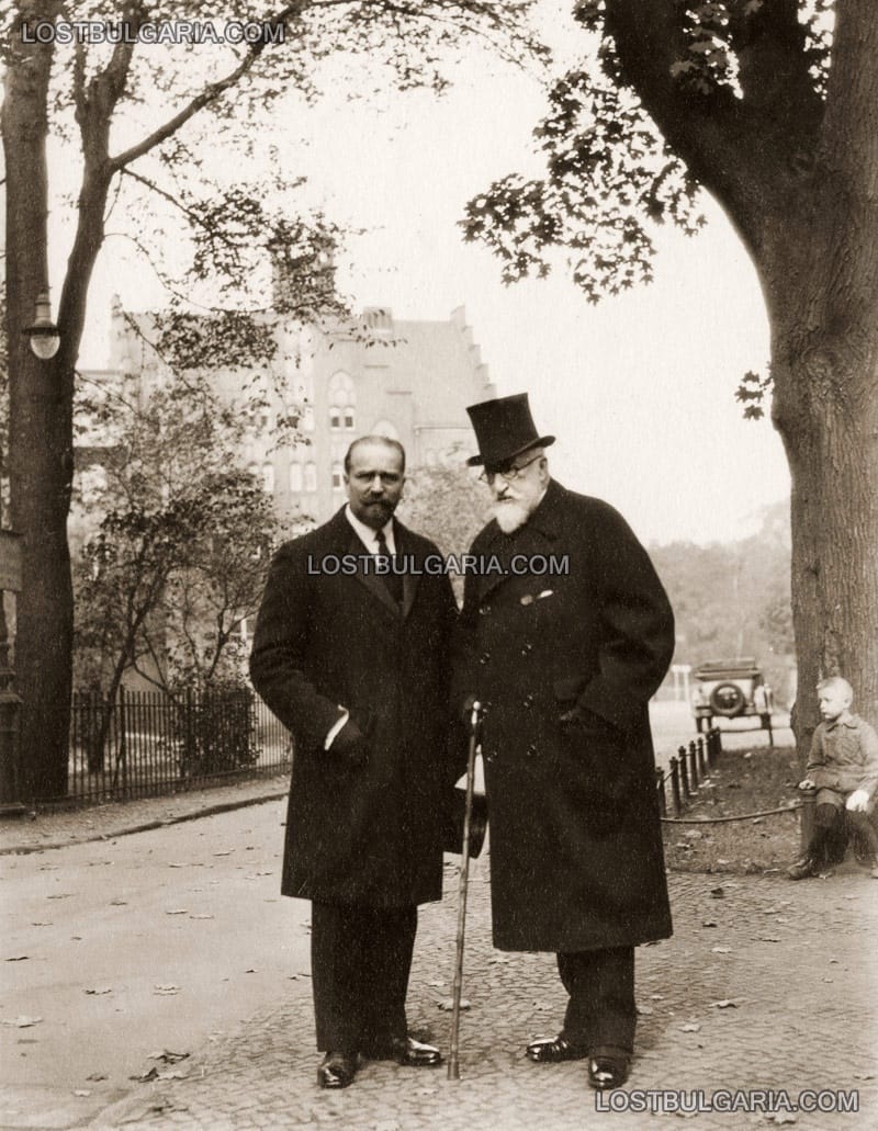 Бившият Цар Фердинанд със своя хофмаршал Едмунд Вайх на погребението на бившия министър-председател д-р Васил Радославов, Берлин, дворът на църквата Шарите, 25 октомври 1929 г.