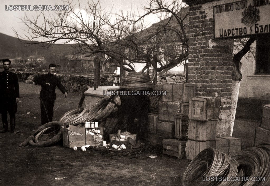 Момент от електрификацията на село Тополчане, Сливенско, 20-те години на ХХ век