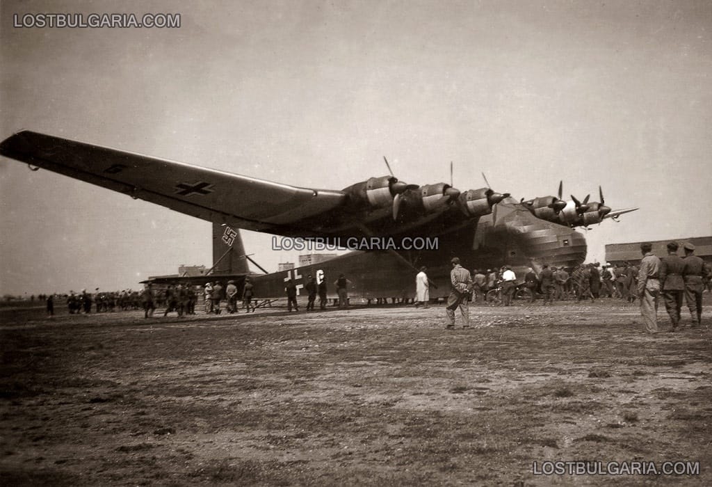 Посрещане на гигантския транспортен самолет Месершмит 323 (Messerschmitt Me 323 Gigant) на летище Враждебна, 40-те години на ХХ век