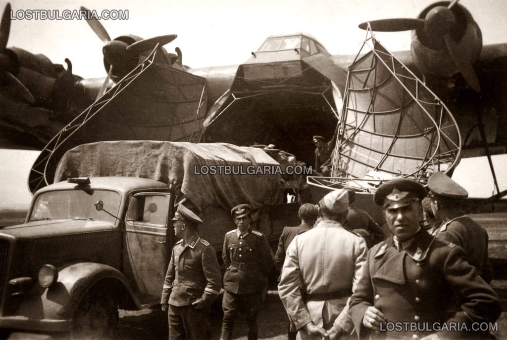 Гигантският транспортен самолет Месершмит 323 (Messerschmitt Me 323s Gigant) разтоварва германска военна техника на българско летище, вероятно април-май 1944 г.