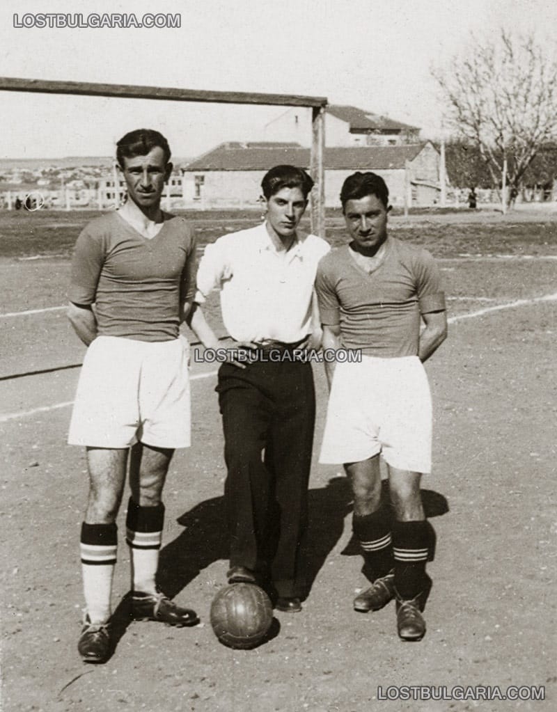 Футболисти на игрището, 40-те години на ХХ век
