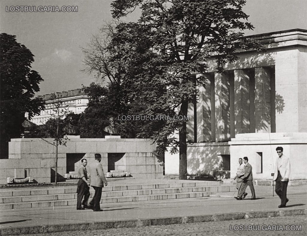 София, мавзолеят на Георги Димитров и бюстовете на Георги Кирков и Димитър Благоев, 60-те години на ХХ век