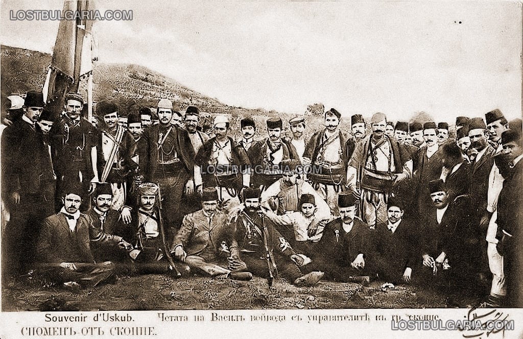 Четата на войводата Васил Аджаларски (седнал отпред, в средата) с управителите на град Скопие, около 1908 г.