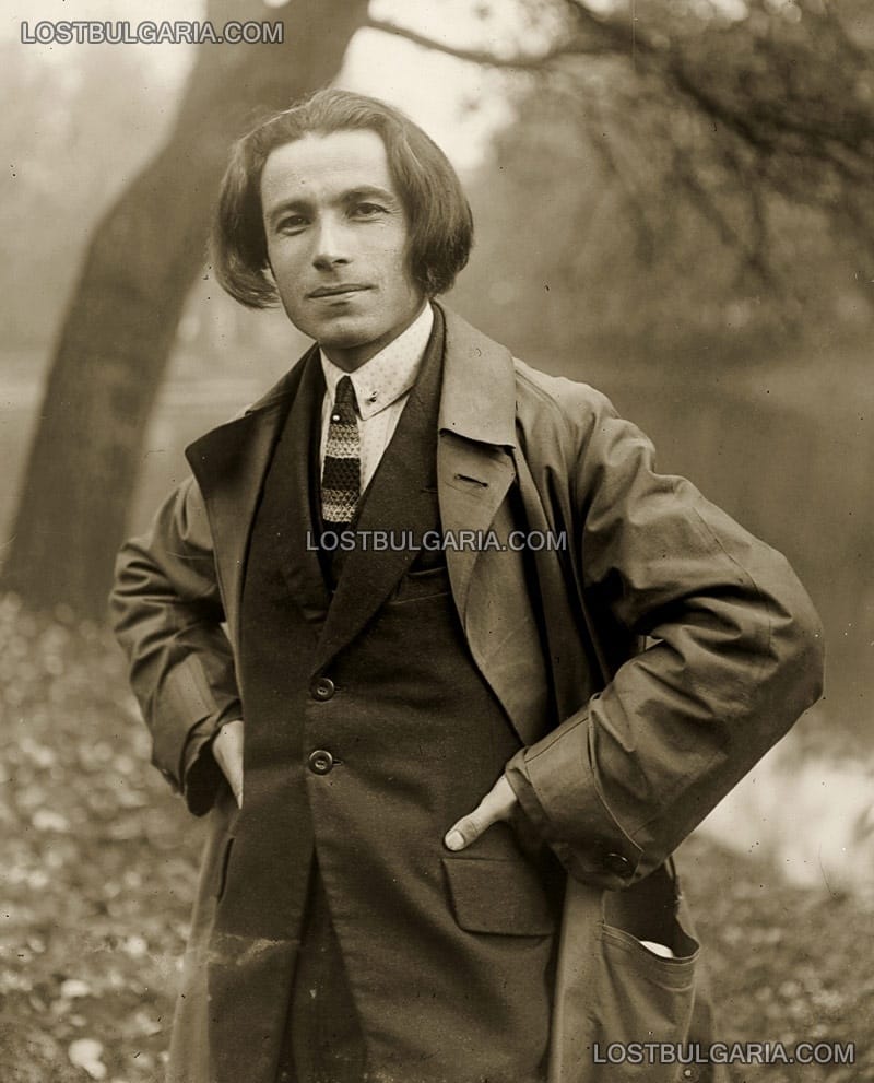 Млад мъж, облечен в костюм по модата от началото на ХХ век