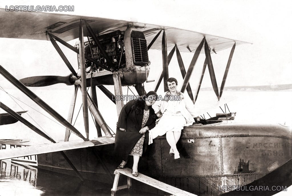 Оперната певица Христина Морфова (ляво) до летяща лодка Маки C-18 край Варна, 30-те години на ХХ век