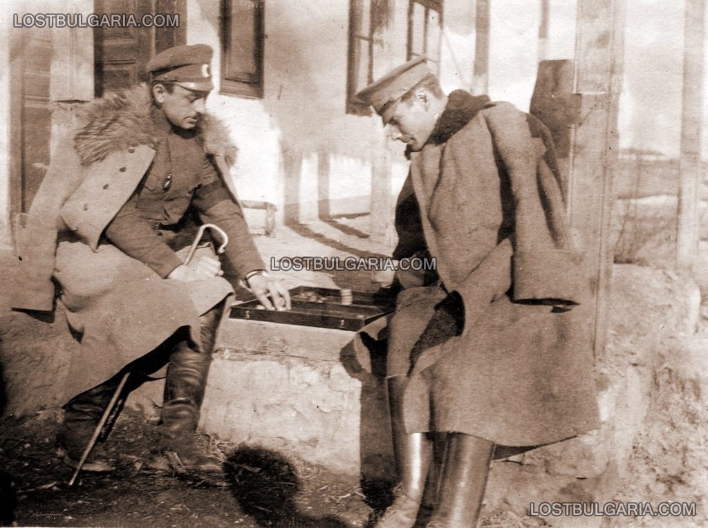 Офицери играят табла по време на затишие на фронта, Македония, 1918