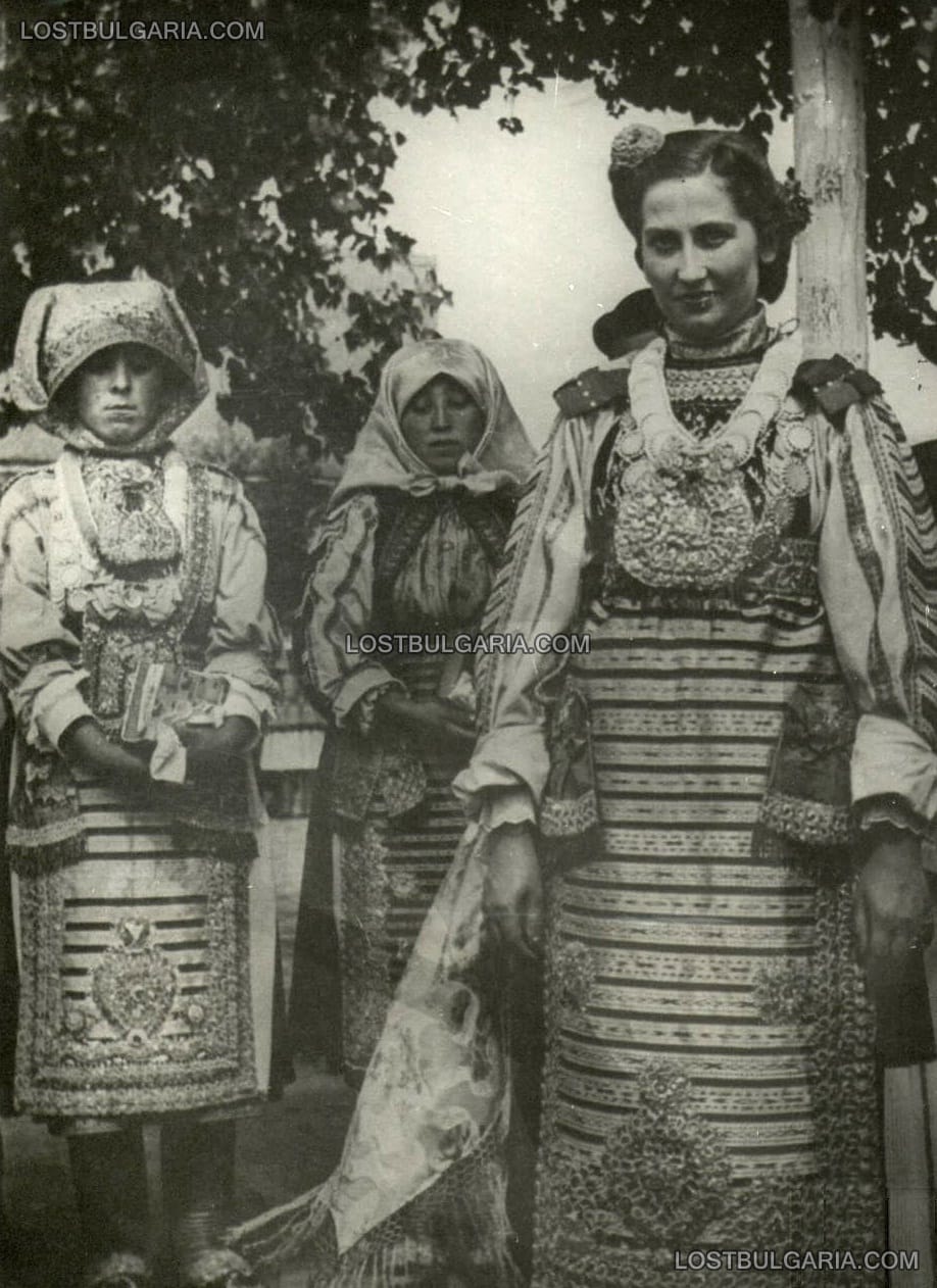 Банатски българки в характерни носии, 30-те години на ХХ век