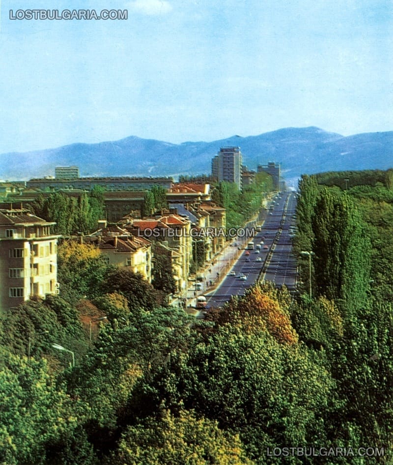 София, бул. "Ленин", сега "Цариградско шосе", след разширяването му през 1975г., в дъното хотел "Плиска"