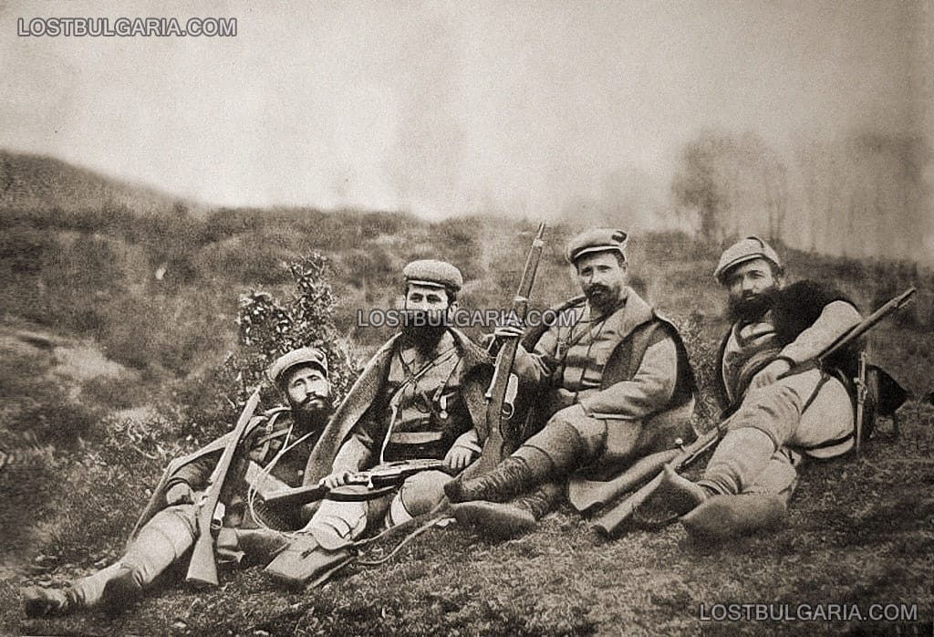 Отляво надясно : Мише Развигоров, Даме Груев, Ефрем Чучков и Атанас Бабата на войводски съвет в Балкана 1905 г.