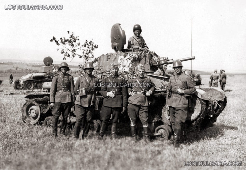 Офицери и танкове Шкода от Бронираната бригада, маневрите край Нова Загора, 1942