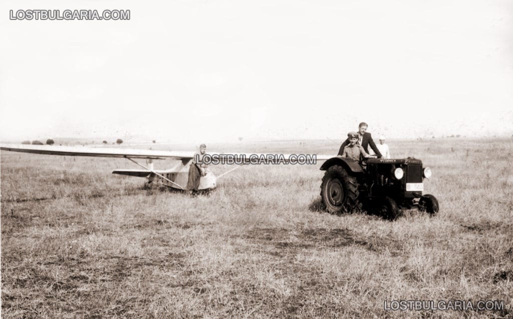 Изтегляне на безмоторник по летателно поле, трактор МакКормик с български военен номер