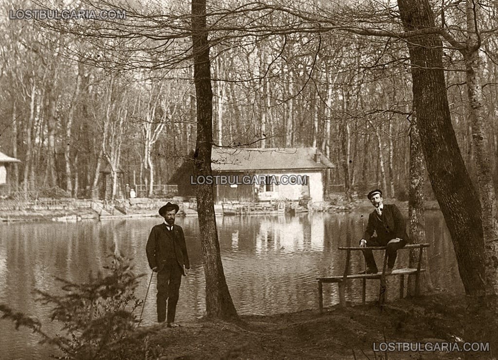 Двама мъже край планинско езеро, началото на ХХ век