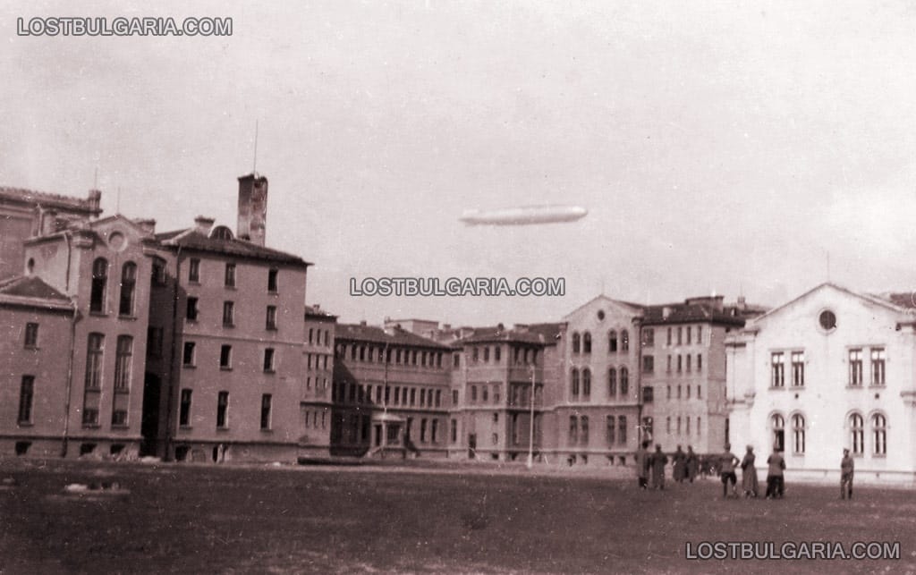 16 октомври 1929, гигантският дирижабъл "Граф Цепелин" заснет над Военното училище в София