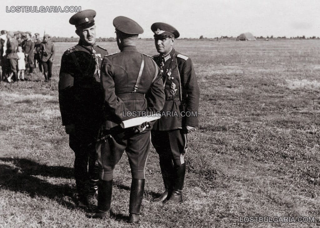 1943 г., демонстрации на парашутни скокове на летището край Стара Загора. В ляво генерал Никола Грозданов, командир на 8-ма Тунджанска дивизия. В дясно полковник Тодор Рогев, летец, герой от Първата световна война