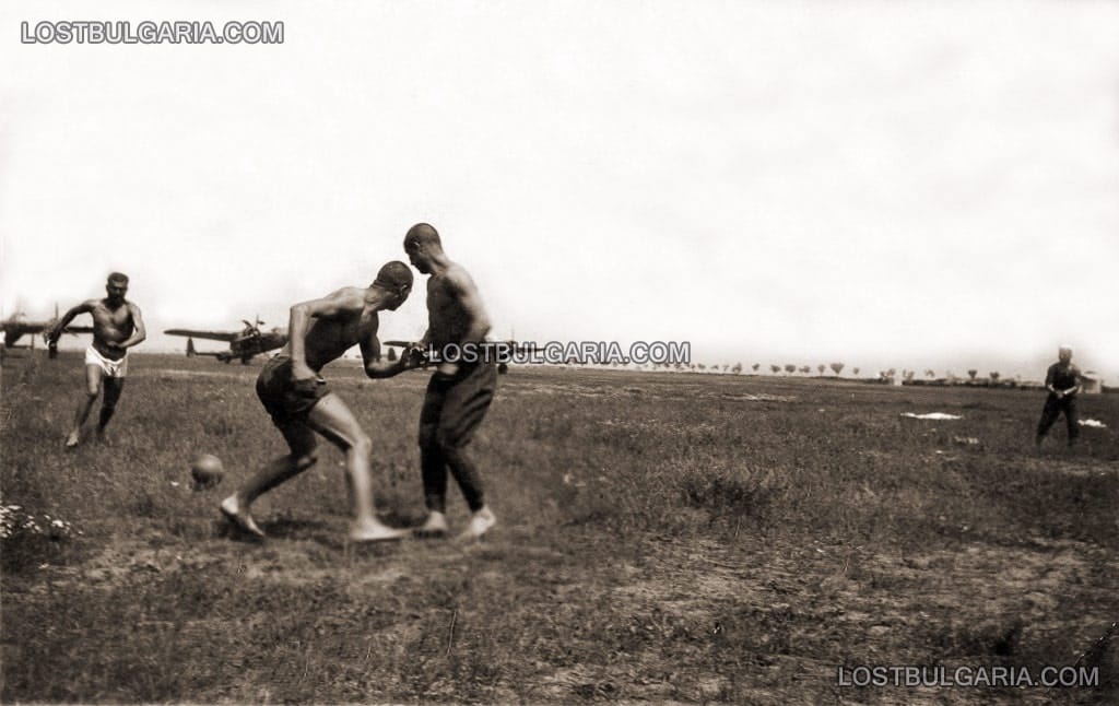 1942, летци играят футбол край бомбардировачи До-17 "Ураган", летище Бадем Чифлик край Кавала