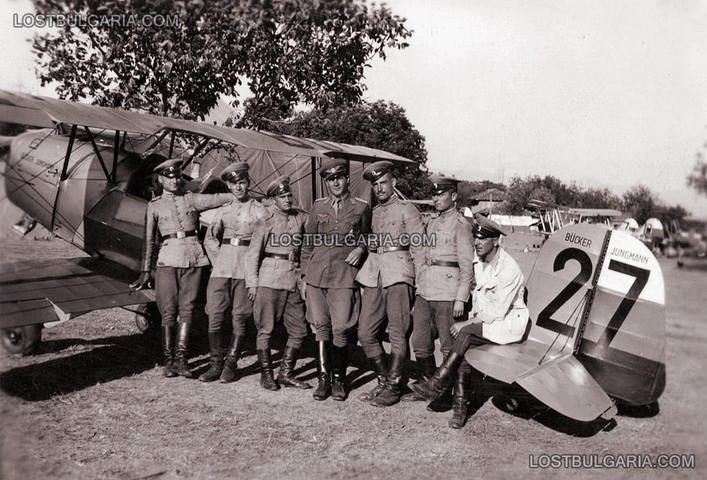 Летец-инструктор и школници пред учебен самолет Бюкер-131 Юнгман