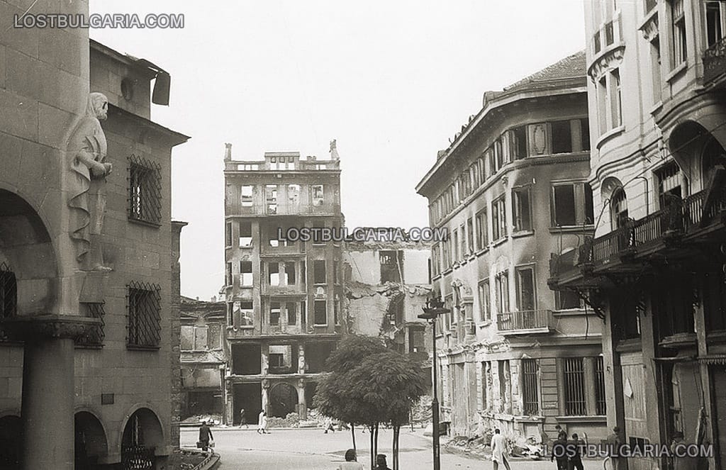 София, вляво - сградата на БНБ, фронтално - мястото на сегашното Президентство, 1944 г.