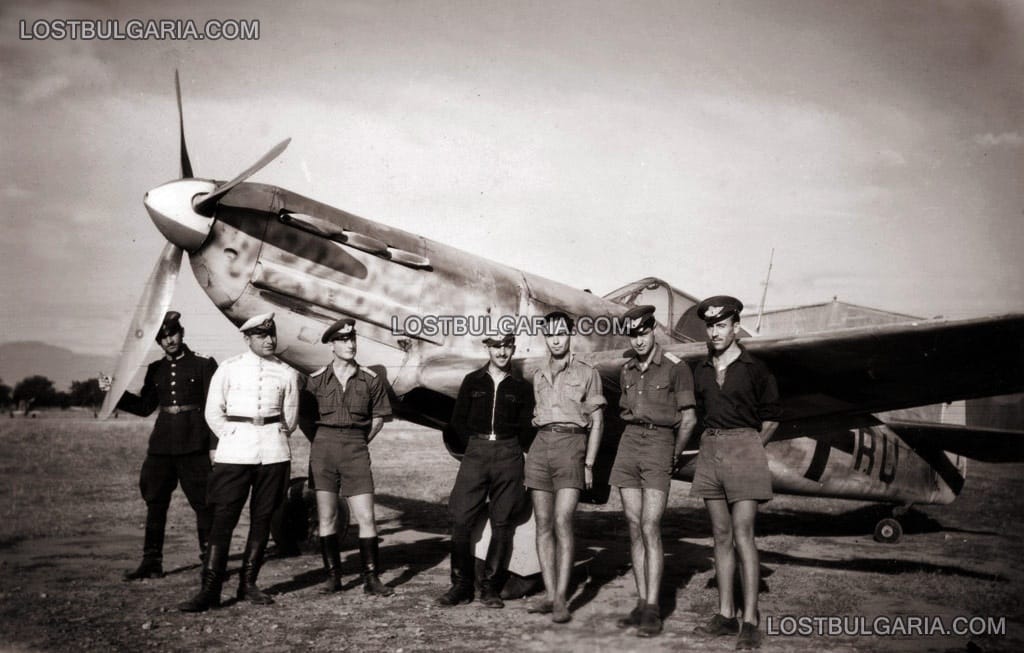 Български летци пред новодоставен изтребител Девоатин-520, летище Карлово, 1943 г.