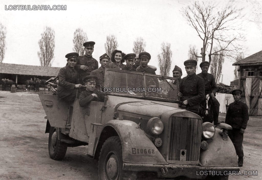 Офицери и войници с командирска кола Хорх 901