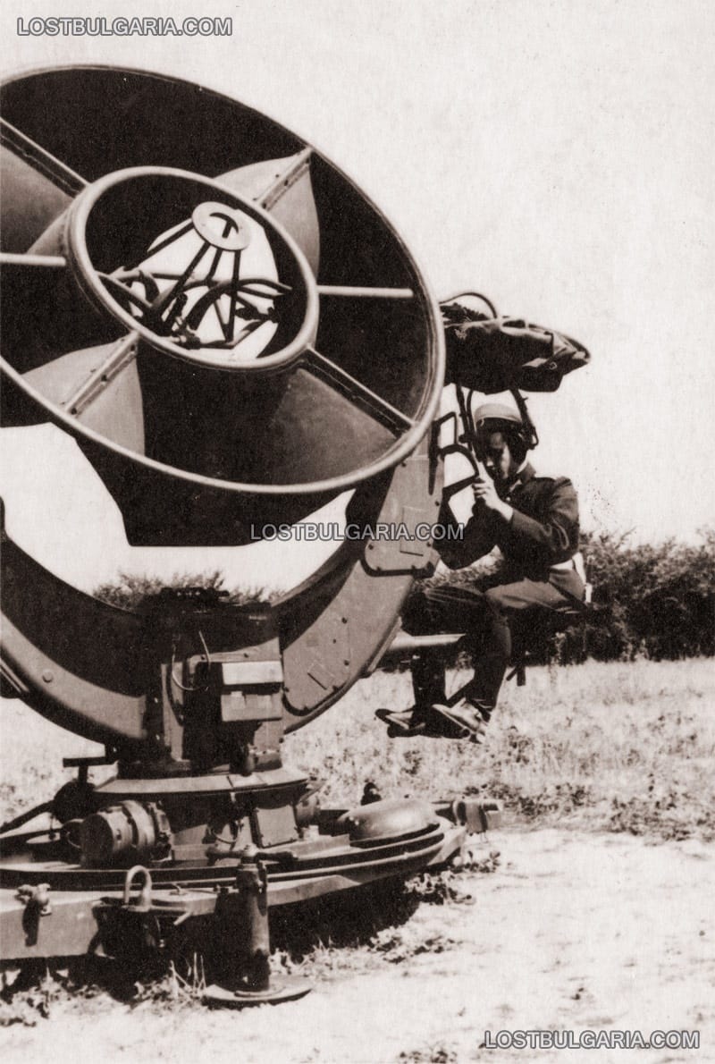 Подслушвач - германско устройство за улавяне от голямо разстояние звука и посоката на приближаващи се самолети, част от противовъздушната отбрана на България