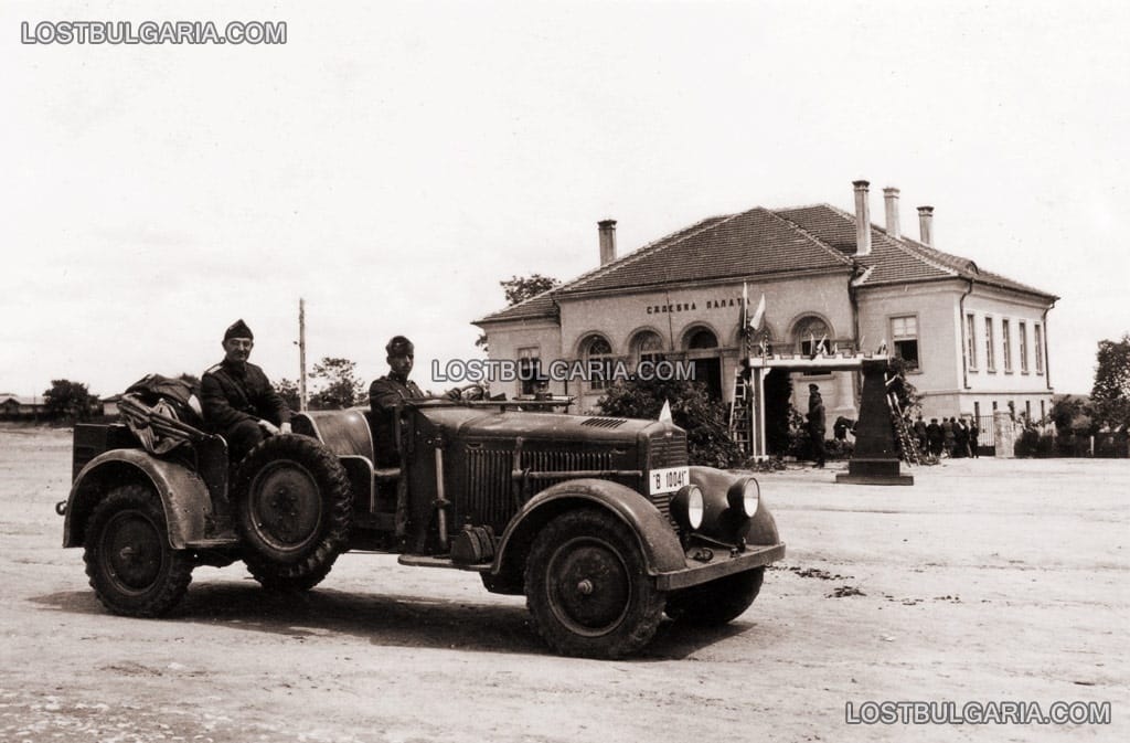 Офицер с командирска кола Феномен Гранит 30, пред Съдебната палата в Симеоновград, 10 юни 1941 г.