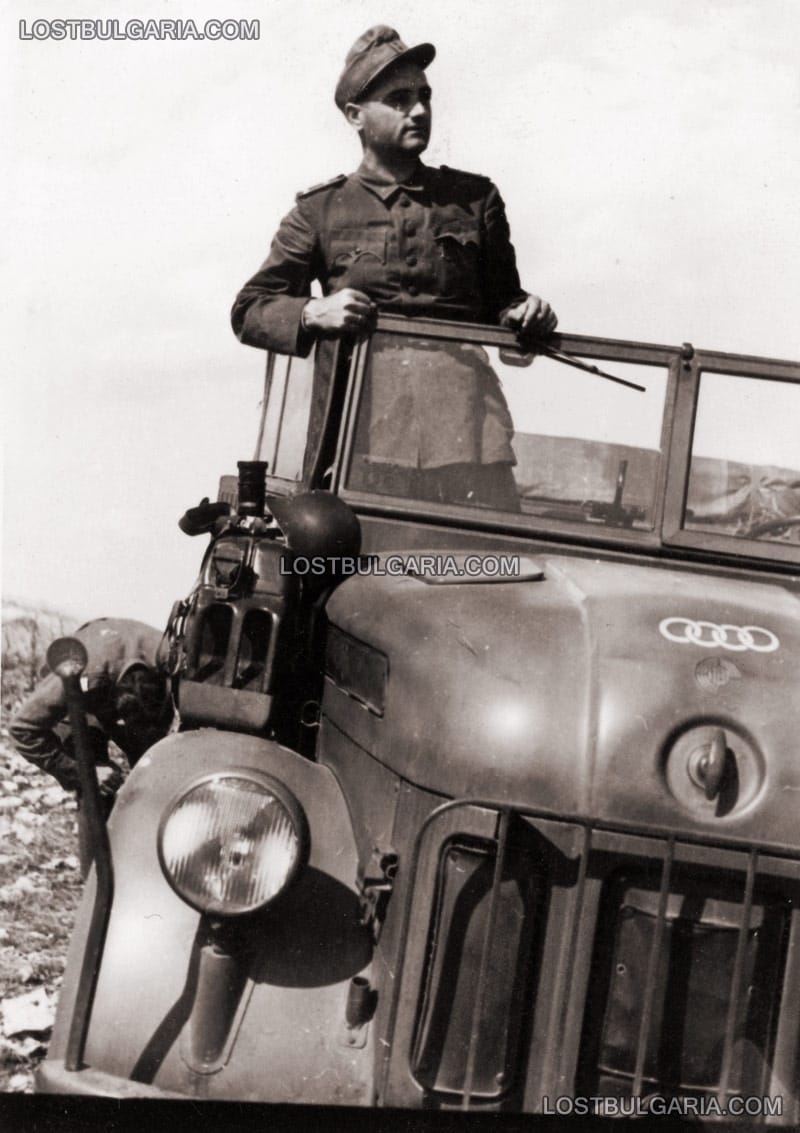 Офицер от Бронираната бригада с командирска кола Щаер 1500А