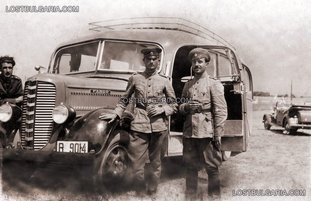 Офицери с военен автобус Фарго край Мало Бучино, 12 август 1939 г.