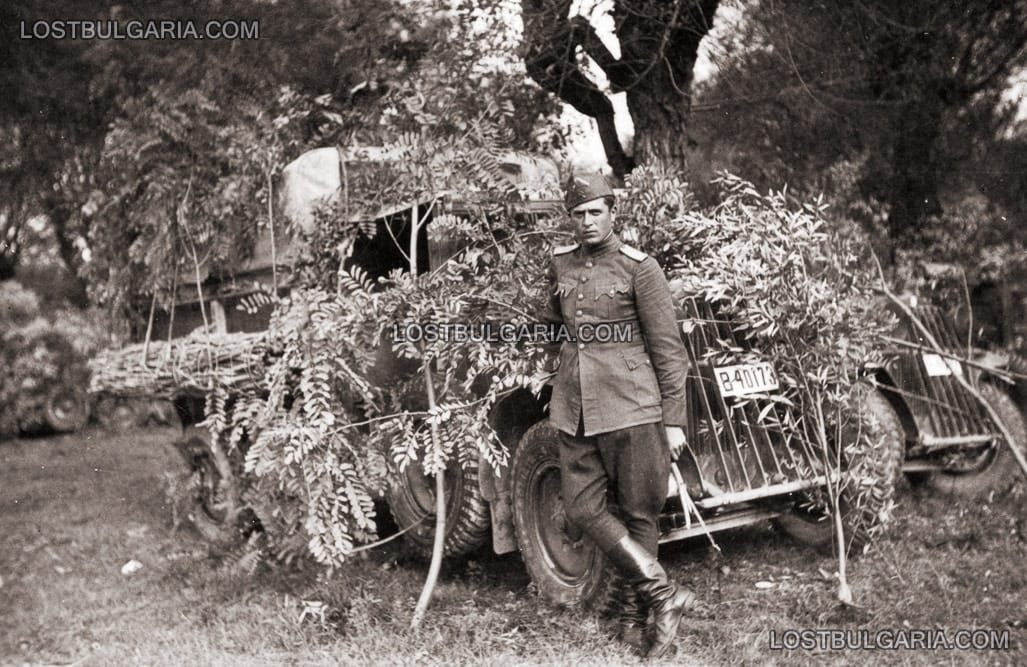 Офицер до прикрити с растителност триосни камиони Щаер 440. Големите военни маневри край Попово, 1937 г.