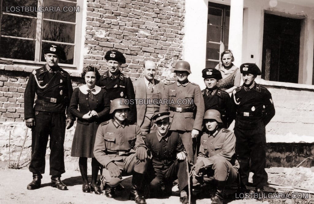Българско семейство с германски офицери и танкисти, 21 март 1941 г.