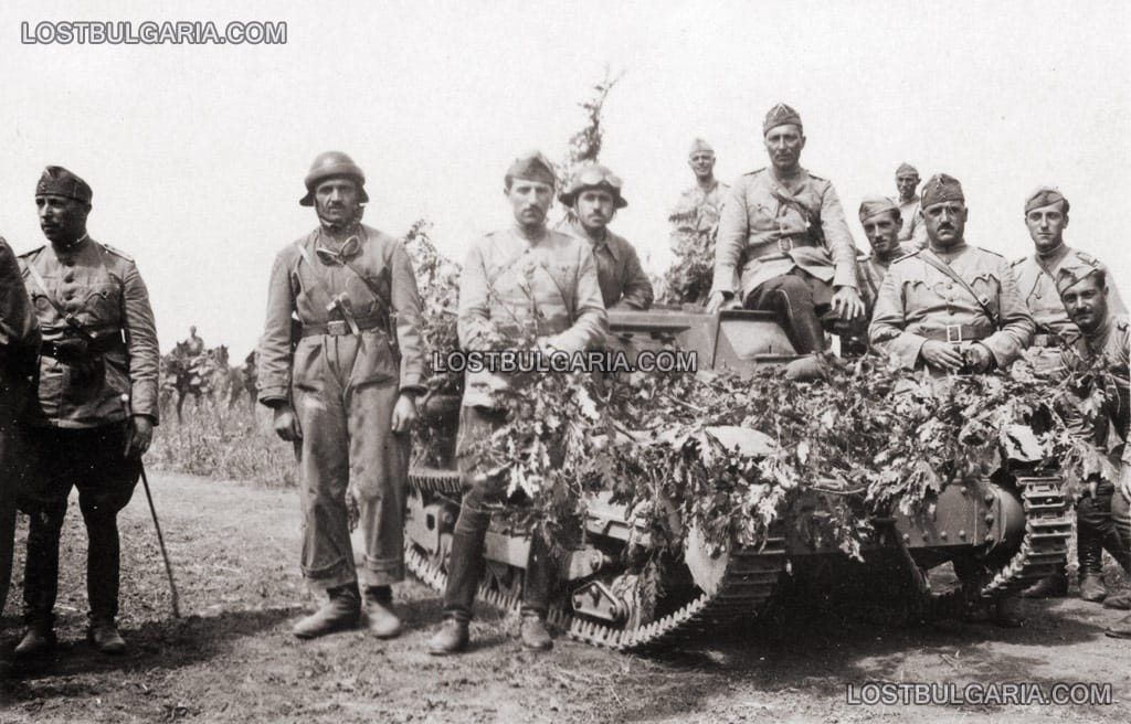 Офицери с лека бойна кола (танкета) Ансалдо-Фиат при връщането на Южна Добруджа, месец септември 1940 г.