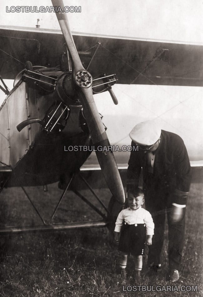 Летец с малкия си син пред български самолет ДАР-1, летище Божурище, 1926 г.