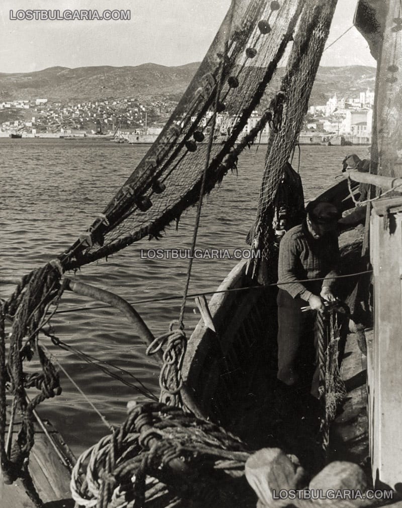 Рибар, на заден план - Кавала, 30-те години на ХХ век