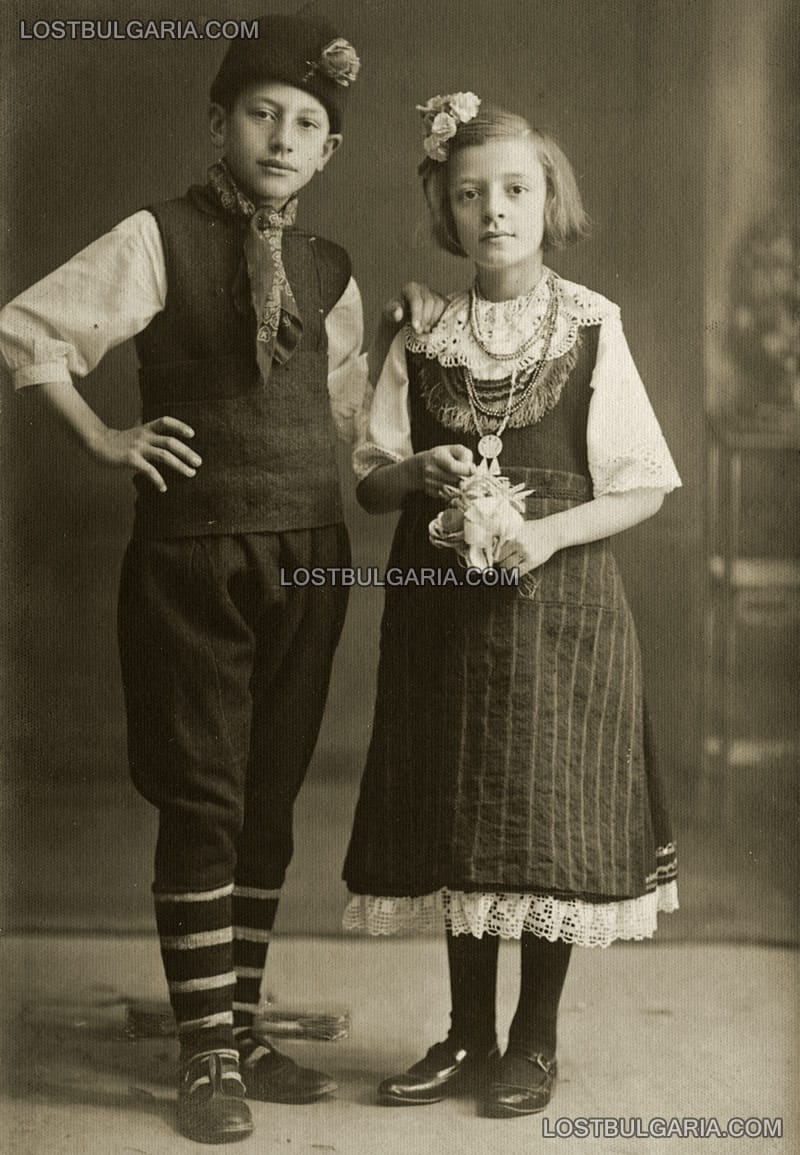 Момче и момиче от София в народни носии, 1925г.