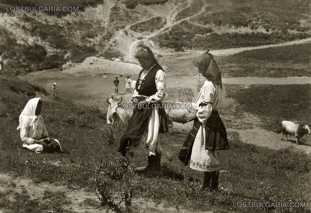 Момичета отиват да белят платно на изворите край село Рибен, Плевенско, 30-те години на ХХ век