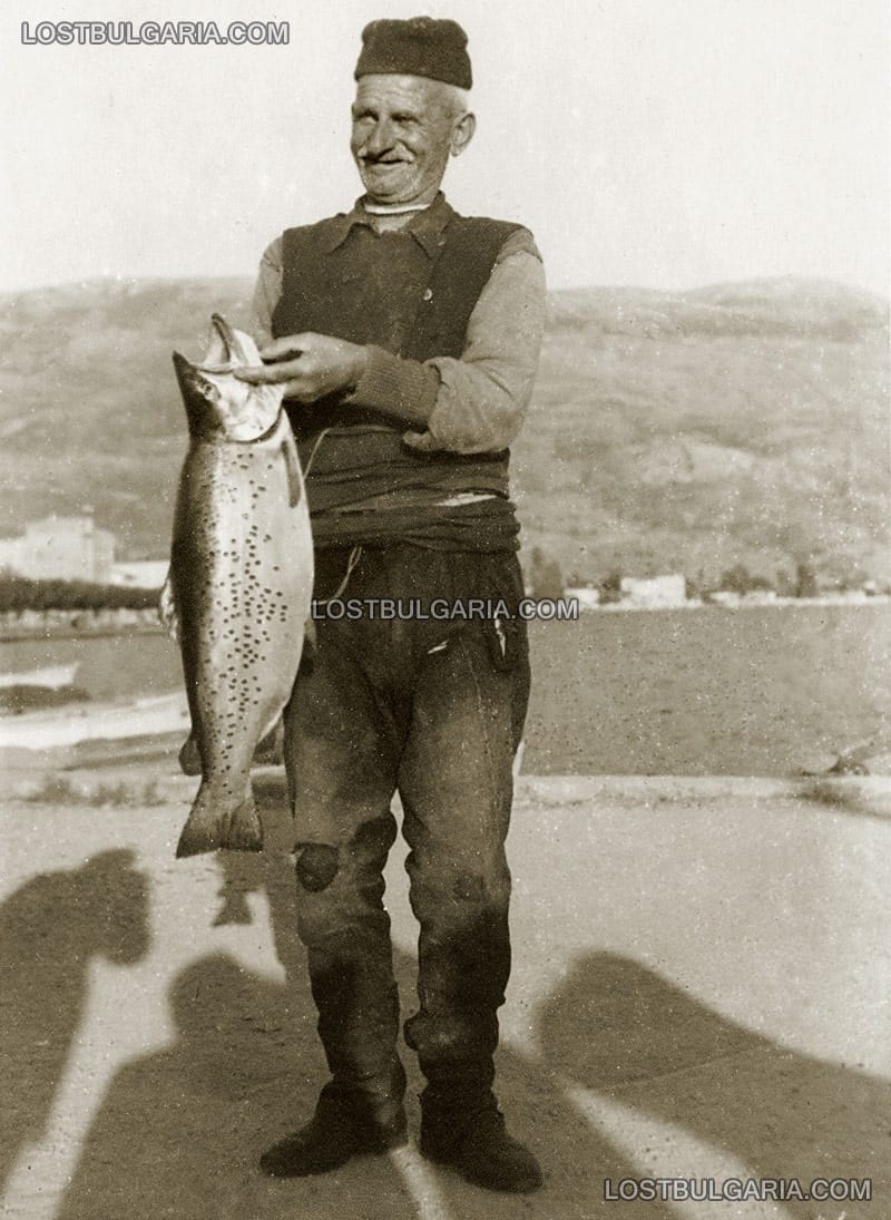 Охридското езеро, рибар с улова си, 30-те години на ХХ век