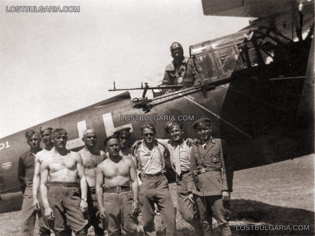 Български летци и техници пред германски разузнавателен самолет Хеншел-126 на Луфтвафе, 1941 г.
