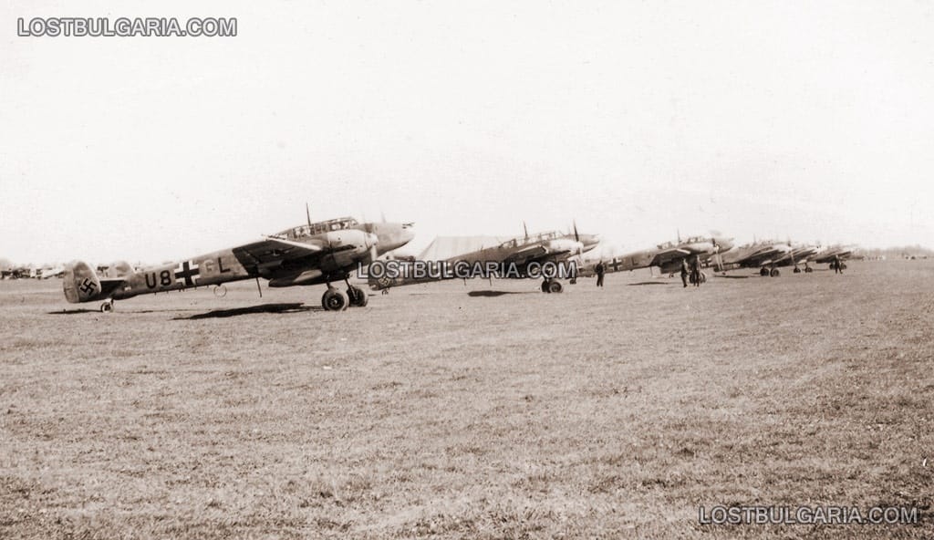 Германски двумоторни тежки изтребители ("Разрушители") Месершмит Bf-110 на българско летище, пролетта на 1941 г.